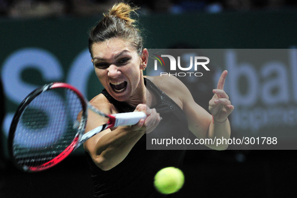 (141022) -- SINGAPORE, Oct. 22, 2014 () -- Romania's Simona Halep hits a return during the round robin match of WTA finals against Serena Wi...