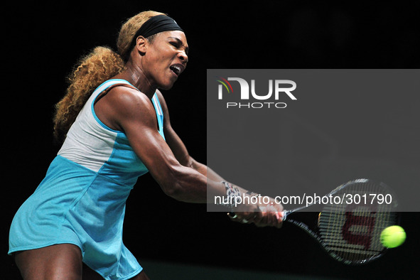 (141022) -- SINGAPORE, Oct. 22, 2014 () -- Serena Williams of the U.S. hits a return during the round robin match of WTA finals against Roma...