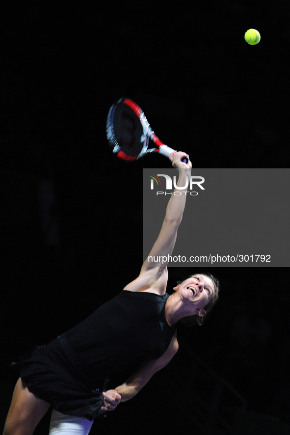 (141022) -- SINGAPORE, Oct. 22, 2014 () -- Romania's Simona Halep serves the ball during the round robin match of WTA finals against Serena...