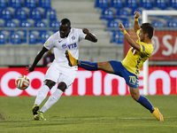 Dynamo Moscow's defender Christopher Samba (L) vies with Estoril's midfielder To Ze (R) during the UEFA Europa League football match between...