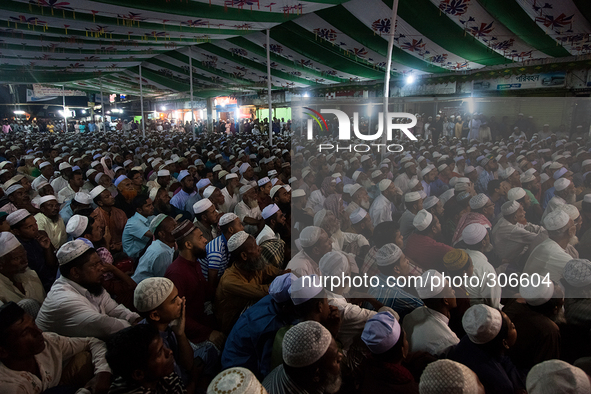 Huge number of people attended the meeting to listen to the speeches of the Islamic scholars.  
