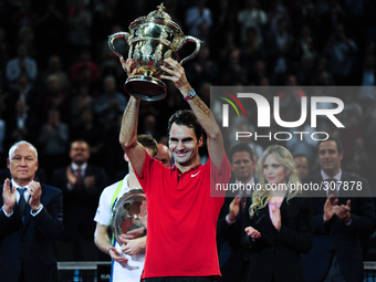 Roger Federer raises the Swiss Indoors trophy for the sixth time at St. Jakobshalle in Basel, Switzerland on October 26, 2014. (