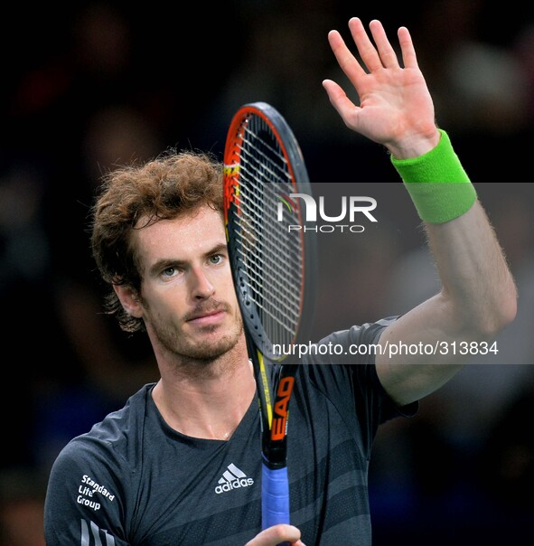 (141030) -- PARIS, Oct. 30, 2014 () -- Andy Murray of Britain gestures to the spectators after the men's singles second round match against...