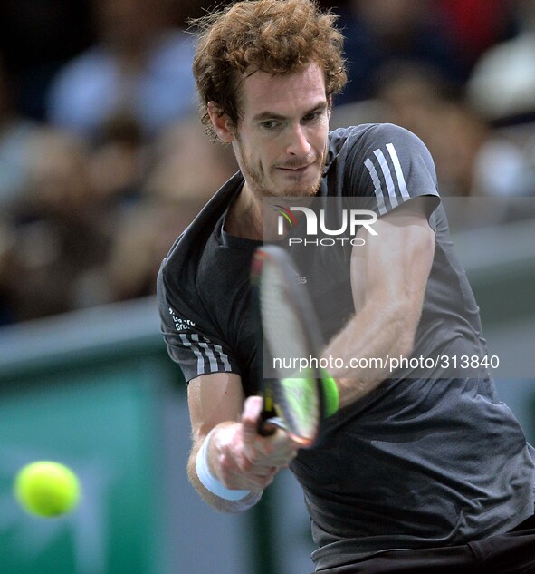 (141030) -- PARIS, Oct. 30, 2014 () -- Andy Murray of Britain returns a shot during the men's singles second round match against Julien Benn...