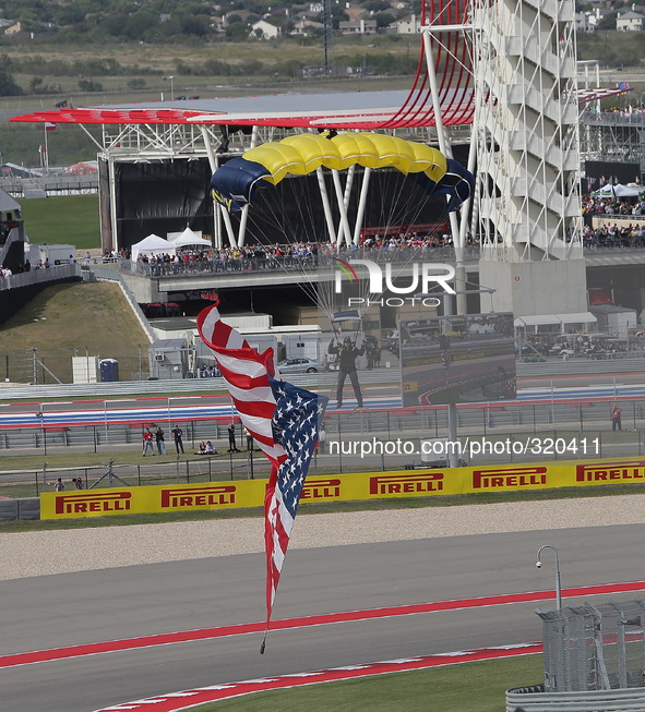 
Fallschirmspringer mit Amerikanischer Fahne 
Formula One United States Grand Prix 2014, 31.10.-02.11.14