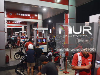 Cars and motorcycles lined up at Pertamina fuel station in Purwokerto, Central Java, Indonesia, November 17, 2014. Indonesian President Joko...