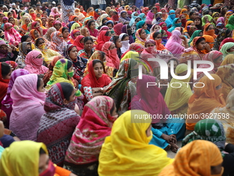 Bangladeshi garment workers block a road during a demonstration to demand higher wages, in Dhaka on January 9, 2019.  (