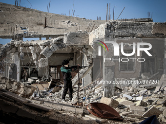 A rebel fighter fire on regime forces sites, in Aleppo,on December 17, 2014.  (