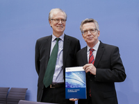 Minister de Maizière and President of the Federal Office for security in the information technology, Michael Hange,  on the subject ' image...