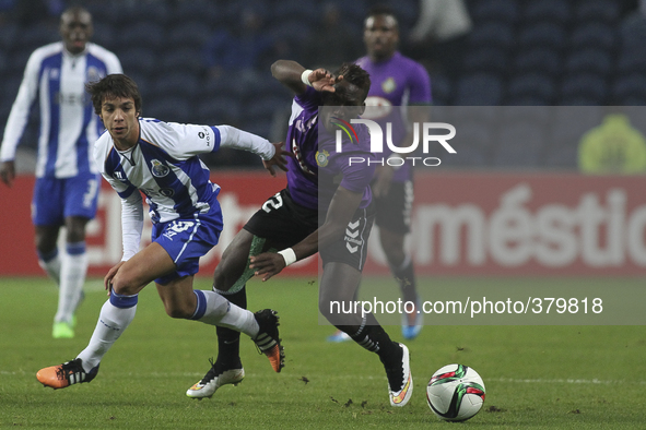 PORTUGAL, Porto: Porto's Spanish midfielder Óliver Torres and Setubal's Peruvian defender Luis Advíncula during Premier League 2014/15 match...