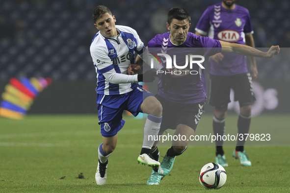 PORTUGAL, Porto: Porto's Colombian midfielder Juan Quintero (L) and Setubal's Portuguese midfielder Dani Soares during Premier League 2014/1...