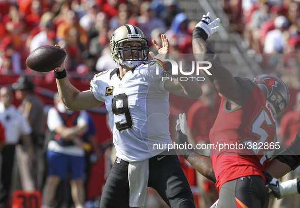 New Orleans Saints quarterback Drew Brees (9) passes against Tampa during the first quarter December 28 at Raymond James Stadium in Tampa.
N...