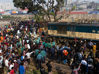 Hundreds gathered at the accident site on December 28, 2014 in Dhaka, Bangladesh. (