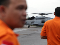 Additional two victim body of Air Asia QZ8501 Plane crash arrive at Pangkalan Bun by US Navy Ship, deliverd by helicopter to Pangkalan Bun-K...