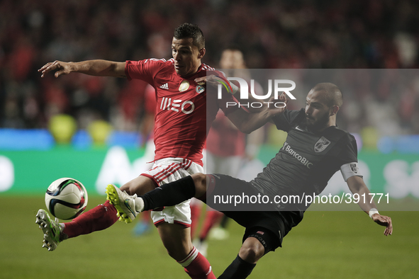Benfica's forward Lima (L) vies for the ball with Guimaraes's midfielder Andre Andre (R)  during the Portuguese League  football match betwe...