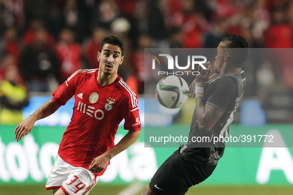Benfica's midfielder Andre Almeida (L) vies for the ball with Guimaraes's forward Cafu (R)  during the Portuguese League  football match bet...