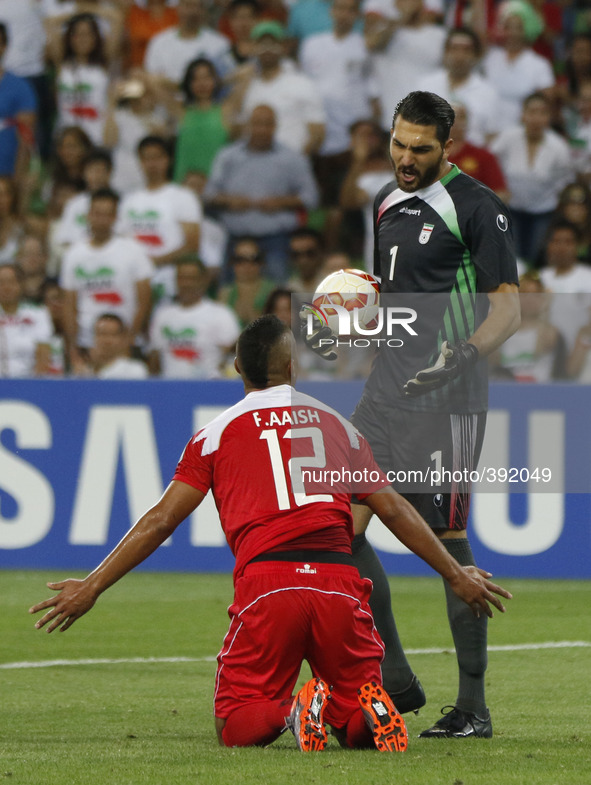 (150111) -- MELBOURNE, Jan. 11, 2015 () -- Ali Reza Haghighi (R) of Iran argues with Faouzi Aish of Bahrain during a Group C match at the AF...
