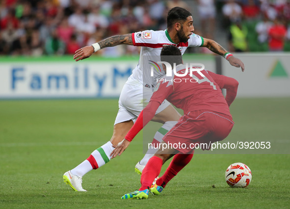 (150111) -- MELBOURNE, Jan. 11, 2015 () -- Ashkan Dejagah (top) of Iran vies for the ball during a Group C match against Bahrain at the AFC...