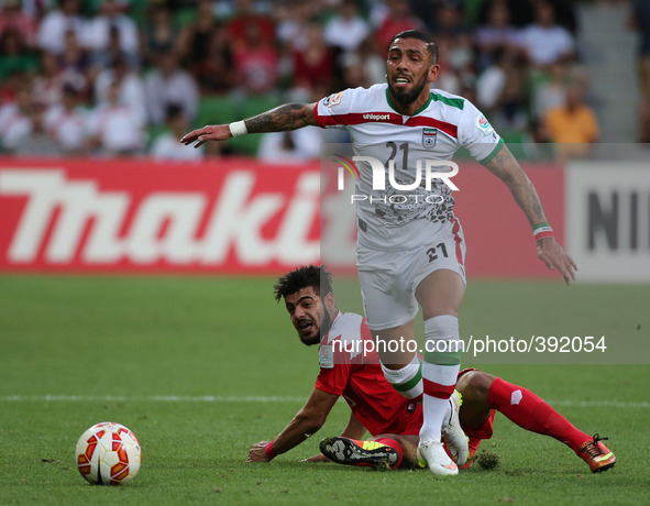 (150111) -- MELBOURNE, Jan. 11, 2015 () -- Ashkan Dejagah (top) of Iran vies for the ball during a Group C match against Bahrain at the AFC...