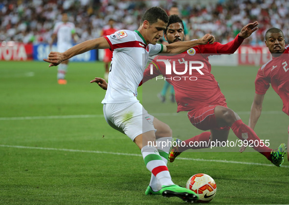(150111) -- MELBOURNE, Jan. 11, 2015 () -- Sayed Dhiya Shubbar (2nd R) of Bahrain vies for the ball during a Group C match against Iran at t...