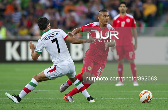 (150111) -- MELBOURNE, Jan. 11, 2015 () -- Masoud Shojaei (L) of Iran vies with Faouzi Aish of Bahrain during a Group C match at the AFC Asi...