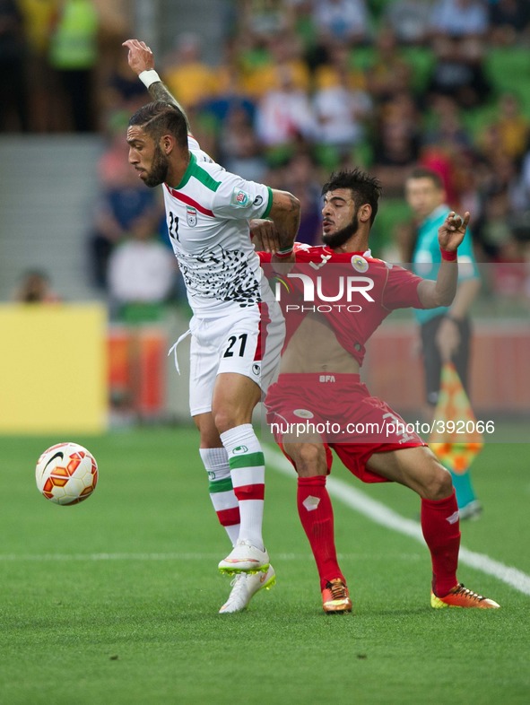 (150111) -- MELBOURNE, Jan. 11, 2015 () -- Ashkan Dejagah (L) of Iran vies with Waleed Al Hayam of Bahrain during a Group C match at the AFC...
