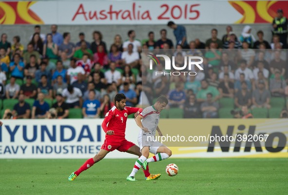 (150111) -- MELBOURNE, Jan. 11, 2015 () -- Vorya Ghafouri (R) of Iran vies with Sayed Dhiya Shubbar of Bahrain during a Group C match at the...