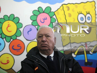 Spanish Foreign Minister, Jose Manuel Garcia-Margallo (C) looks on as he visits a UN run school in in Gaza city on January 13, 2015. Garcia-...