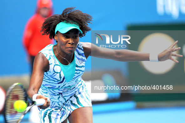 (150120) -- MELBOURNE, Jan. 20, 2015 () -- Venus Williams of the United States returns the ball during her women's singles first round match...