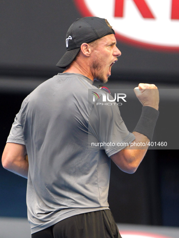 (150120) -- MELBOURNE, Jan. 20, 2015 () -- Australia's Lleyton Hewitt reacts during his men's singles first round match against China's Zhan...