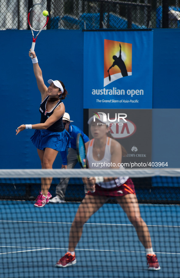 (150122) -- MELBOURNE, Jan. 22, 2015 () -- Zheng Jie (Front) of China and Yung-Jan Chan of Chinese Taipei compete during their women's doubl...