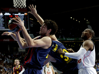 Real Madrid's American player Marcus Slaughter and Barcelona´s Croatian player Ante Tomic during the Basket Euroleague 2014/15 match between...