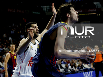 Real Madrid's Spanish player Felipe Reyes during and Barcelona´s Croatian player Ante Tomic  during the Basket Euroleague 2014/15 match betw...