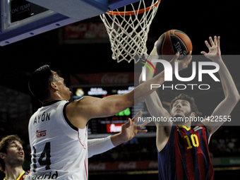 Real Madrid's Mexican player Gustavo Ayon and Barcelona´s Spanish player Alex Abrinesduring the Basket Euroleague 2014/15 match between Real...