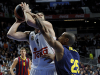 Real Madrid's Spanish player Felipe Reyes and Barcelona´s French player Edwin Jackson during during the Basket Euroleague 2014/15 match betw...