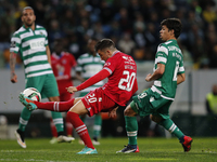 Gil Vicente's midfielder Vitor Goncalves (L) vies for the ball with Sporting's midfielder Andre Martins (R)  during the Portuguese League  f...