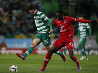 Sporting's defender Paulo Oliveira (L) vies for the ball with Gil Vicente's forward Simy (R)  during the Portuguese League  football match b...