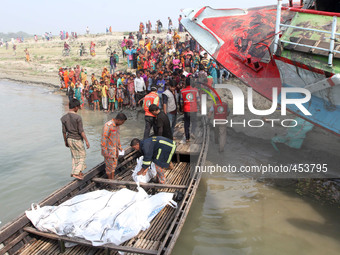 BANGLADESH, Paturia : Bangladesh rescue workers carry the body of a victim after a ferry accident at Paturia some 70 kms east of Dhaka on Fe...