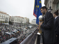 The Real Madrid player Felipe Reyes Basketball offers the Copa del Rey Basketball, their last trophy, the president of the Casa de Correos d...