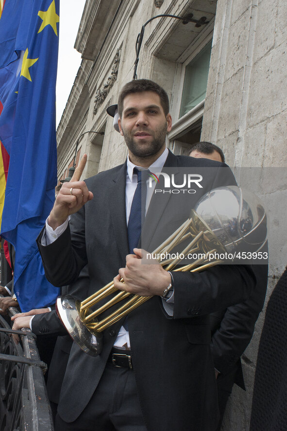 The Real Madrid player Felipe Reyes Basketball offers the Copa del Rey Basketball, their last trophy, the president of the Casa de Correos d...