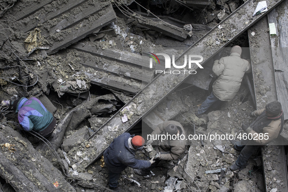 Ukrainian prisoners of war and emergency workers work in the ruins, extracting from the rubble the bodies of dead Ukrainian soldiers inside...