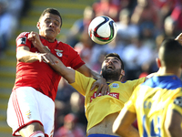 Benfica's Brazilian forward Lima (L) vies with Arouca's Portuguese midfielder Nuno Coelho (R) during the Premier League 2014/15 match betwee...