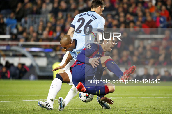 BARCELONA, SPAIN - MARCH 18: Luis Suarez and Fernandinho  during the UEFA Champions League round of 16 match between FC Barcelona and Manche...