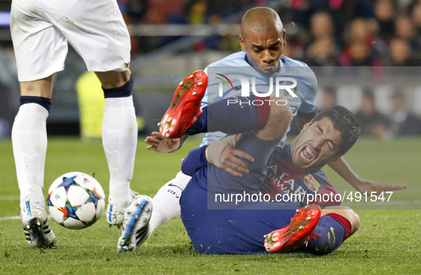 BARCELONA, SPAIN - MARCH 18: Luis Suarez and Fernandinho  during the UEFA Champions League round of 16 match between FC Barcelona and Manche...