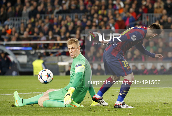 BARCELONA, SPAIN - MARCH 18: Leo Messi and Joe Hart during the UEFA Champions League round of 16 match between FC Barcelona and Manchester C...
