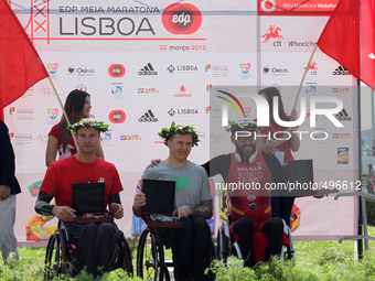 The british David Weir (c ), Marcel Hug (L ) and Rafael Botello (R ) in the podium of the  the Lisbon Half-Marathon Wheelchair Racing 2015 (...