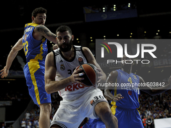 Real Madrid's Greek player Ioannis Bourousis  and Maccabi Tel Aviv´s American player Joe Alexander during the Turkish Airlines Euroleague 20...