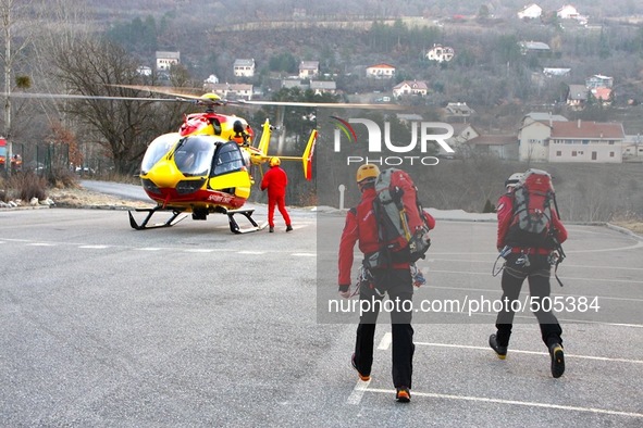 (150325) -- ALPES-DE-HAUTE, March 25, 2015 () -- French emergency services workers prepare to head for the site where a Germanwings Airbus A...