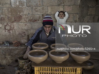 Palestinian old man creates pottery in Gaza city, April 14, 2015. (