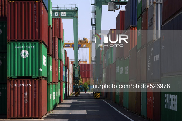 Containers are unloaded from a cargo ship at a port in Tokyo April 15, 2015.  Japan's annual export  yen's longer-term rise and global uncer...